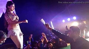 Ballata hot Bhojpuri con mosse Mujhra mozzafiato