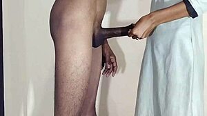 Kuuma intialainen desi-vaimo pannaan doggy-tyylillä miehensä toimesta ranchilla