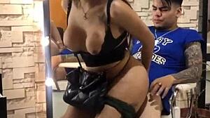 corte de cabello con cliente en la estetica con final feliz con chica cachonda porno