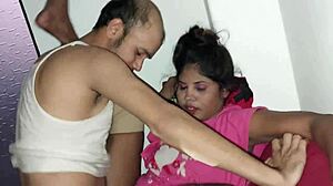 Joj, ta temnolasa kurba je bila hudo nategnjena v tovornjaku za desi seks