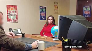 Uhh cholera, lizanie tej gorącej MILF w biurze.