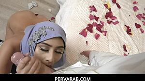 بيرف عرب - فيوليت مايرز في لعب مؤخرة بالحجاب