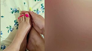 Vay, Utangaç Kız Duştan Sonra Küçük 18+ Bacaklarını Telefonda Ovuşturuyor!