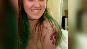 Laisse tomber cette serviette pour un strip-tease sexy maintenant