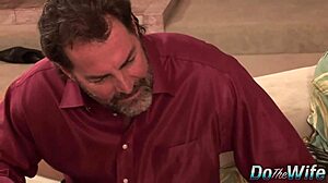 Cuckold férj nézi, ahogy Zoey Holloway lovagol egy idegent kemény akcióban