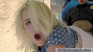 火辣金发警察宝贝玛丽莲摩尔户外激烈口交和颜射