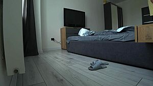 금기 아내, 룸메이트와 몰래 항문 섹스! 남편에게 거의 들킬 뻔한 홈메이드