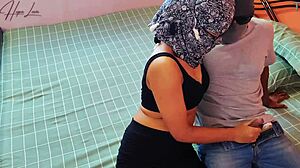 Lutkamainen sihteeri panee pomoa kovaa työajan jälkeen