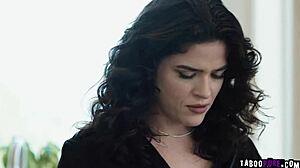 Victoria Voxxx се подчинява на желанията на Jay Smooth за поправка на компютър. Тя жадува за докосванията му във всяко грубо движение.