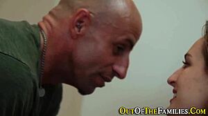 Ma demi-sœur amateur jouit comme une folle après un facial hardcore en talons