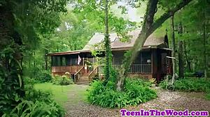 Kongkek kasar wanita kecil 18+ dapat pancut muka selepas dominasi kuat dalam adegan gaya anjing hardcore oleh jiran