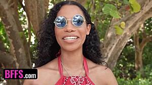 BFF:t - isotakseliset teinitytöt juhlivat 420:sta rantabileillä neljän kanssa.