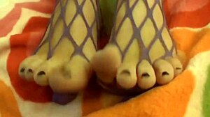 Aku Mainin Lubang Memekku di Jaring Ikan di Webcam