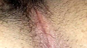 Ta mlada gejka obožuje prstkanje svoje tesne ritke z igračkami