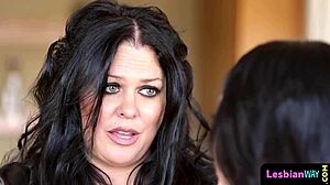 Jeg elsker at se lille 18+ lesbo skønhed spise fisse i trekant