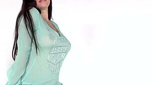 Sexy Taylor Vixen se svléká donaha a dráždí velkými prsama a kundou solo