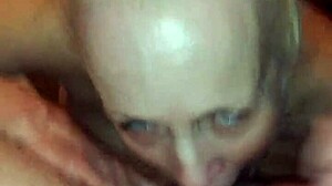 MILF matrigna dal culo grande succhia cazzo e lecca palle mostrando tetta grossa prima di succhiare di nuovo