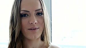 誘惑的なティーン彼女が野蛮なフェラとハードコアセックスを欲しがる