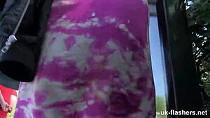 Kiki Minaj zeigt rasierte Muschi im öffentlichen Bus