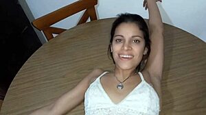 Petite Argentine chevauche ma queue avec son cul rond pour un creampie anal