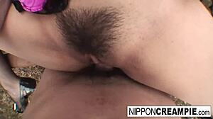 Mlada 18+ beba žudi za dubokim kurcem i lepljivim tovarom.