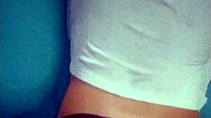 TV 보는 젊은 여자를 박다가 질 안에 끈적한 크림파이