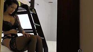 Lækker babe med piercing bliver kneppet hårdt fra siden i missionær