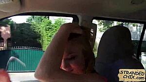 Blonde Dakota Skye banker en fremmed for haik i offentligheten