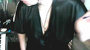 控えめな熟女カップルがセクシーな魅力を披露