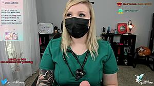 Медсестра дразнит: Слушайся меня, пациент, пока я выдоиваю твою сперму для эджинга JOI!