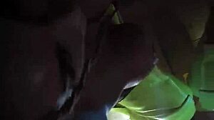 火辣Monika Fox穿着绿色服装摆姿势，用大假阳具挑逗