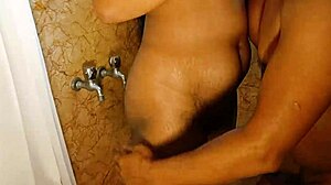 Pareja adolescente desi bengalí Mst Adori Khatun y Md follan en ducha