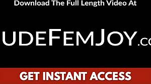 Gatinha tira a roupa brincando para seduzir pelada na piscina, uau!