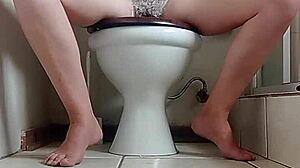 스텝맘 보지 면도하는 거 찍었는데 자위했어