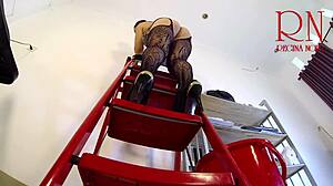 Den bruna städerskan städar naken på kontoret, visar sin stora fitta och naturliga pattar