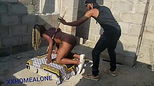 Gatugängster cyklist kontrollerar och rider sin undergivna sexslave hårt