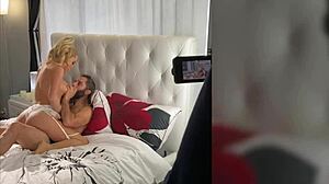 Savannah Bond spilder hemmeligheder før hun knepper! 🔥