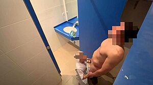 Schoonmaakmeid in gym betrapt me bij aftrekken en helpt met blowjob