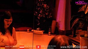 見てよ濡れたドイツ娘のプッシー ジャクジーで汚いおしゃべり！