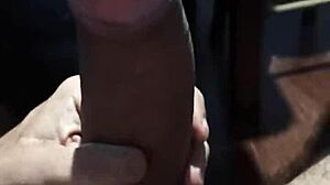 Alisando a pika e te provocando com emo��es intensas.