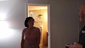 Enteada Misty Meaner se esgueira para mais que telefone no quarto dos pais