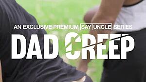 电影之夜在沙发上，帅哥继子开始用怪物鸡巴操肌肉继父