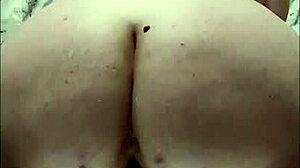 Milf enmascarada chorrea en consolador