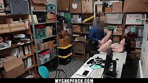 Epäilty Ivy Aura jää kiinni varkaudesta, raahattu kauppakeskuksen toimistoon kovaan rangaistukseen