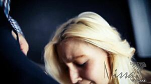 Отчаянная жена шантажирована и вовлечена в дикий экшн.