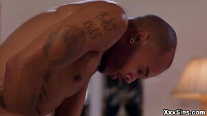 黑人穆萨菲尼克斯操女友莉莉詹姆斯和她的闺蜜洛拉费，秘密出轨。