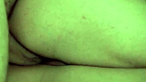 La bellissima modella viene scopata a cucchiaio duramente dall'amante