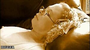 Študentka v škotski krili zabija dildo v obrito pičko za učitelja