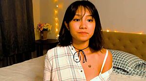 Ei, essa asiática 18+ pequena arrasa no cosplay na webcam enquanto se dedilha como uma pro, puta calor!