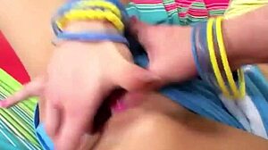 Nézd Lil Lexy-t természetes cicikkel villogva, ujjal baszva a szűk picsáját egyedül intenzív orgazmusért